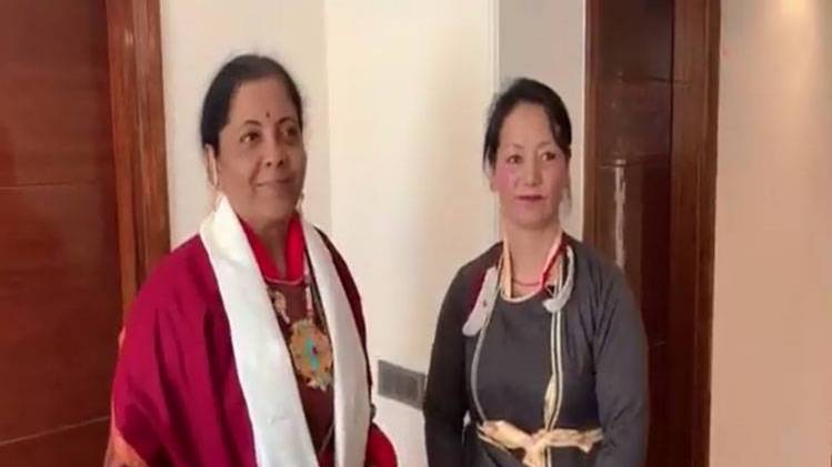 लेह में चुनावी रैली से पहले रक्षा मंत्री ने पहने स्थानीय परिधान