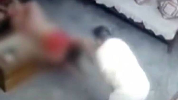 पत्नी को मारता पति