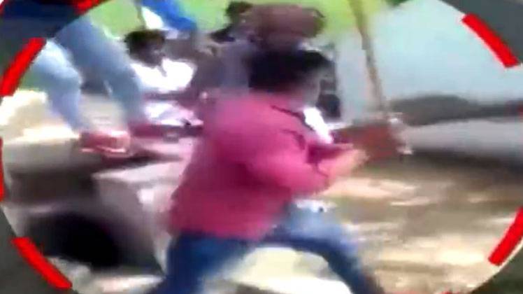 यूपी में 5 लोगों ने युवकों पर जमकर बरसाए डंडे