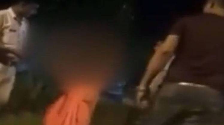 थाने में महिला की बेल्ट से पिटाई पर हंसते रहे पुलिसकर्मी