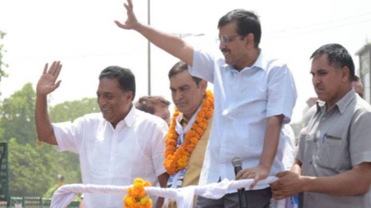 दिल्ली में केजरीवाल का प्रकाश राज संग रोड शो, AAP के लिए मांगे वोट (फोटो- ट्विटर)
