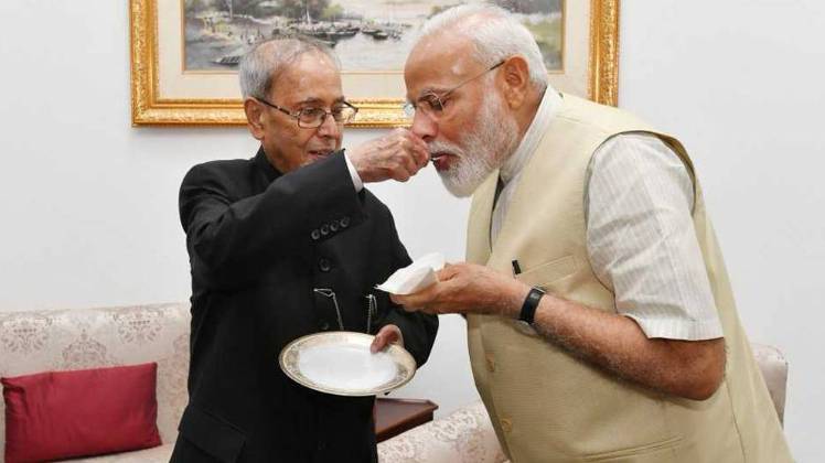 जब पूर्व राष्ट्रपति प्रणव मुखर्जी ने मोदी का मुंह किया मीठा
