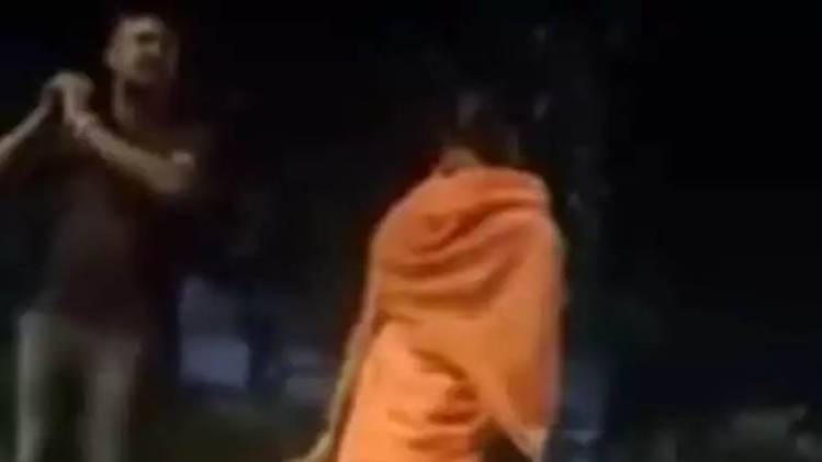 महिला की पिटाई करता पुलिस वाला