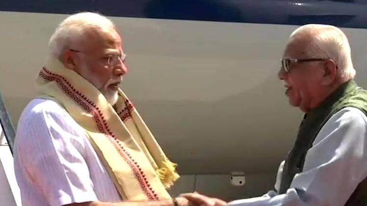 चुनावी जीत के बाद काशी पहुंचे PM, राम नाईक ने किया स्वागत