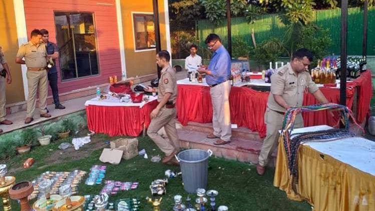 रेड के दौरान पुलिस