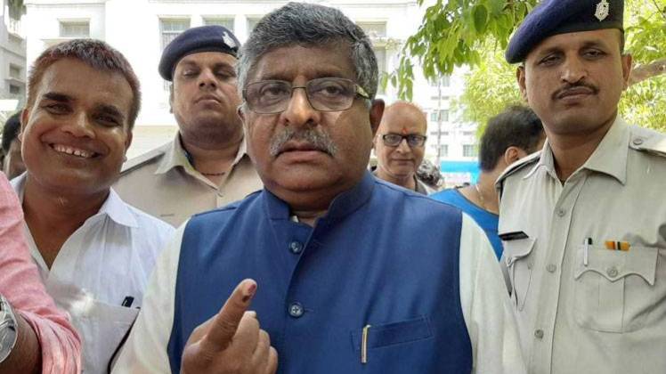 केंद्रीय मंत्री रविशंकर प्रसाद ने पटना में डाला वोट