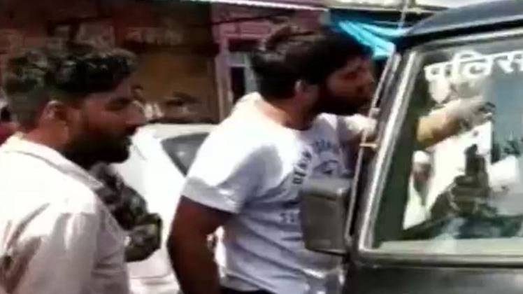 शामली में शराबी की गुंडागर्दी, पुलिसकर्मियों से की गाली गलौज