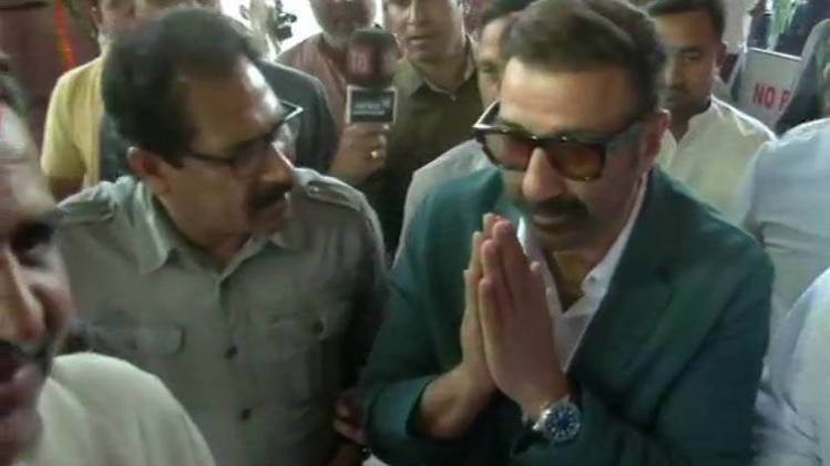 नरेंद्र मोदी