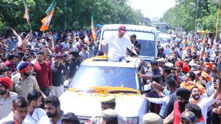 पठानकोट में सनी देओल ने किया रोड शो(Photo: Twitter/Sunny Deol)