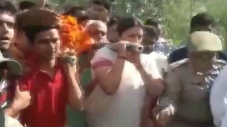 अंतिम यात्रा में स्मृति इरानी