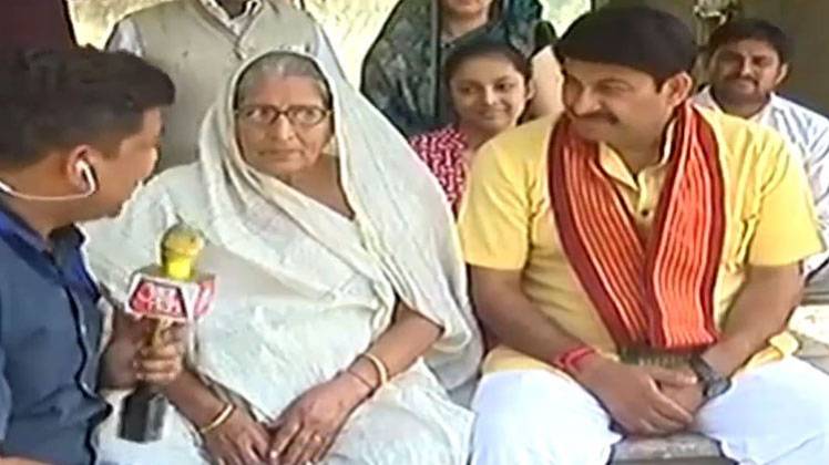 परिवार को मतदान कराने बिहार पहुंचे मनोज तिवारी