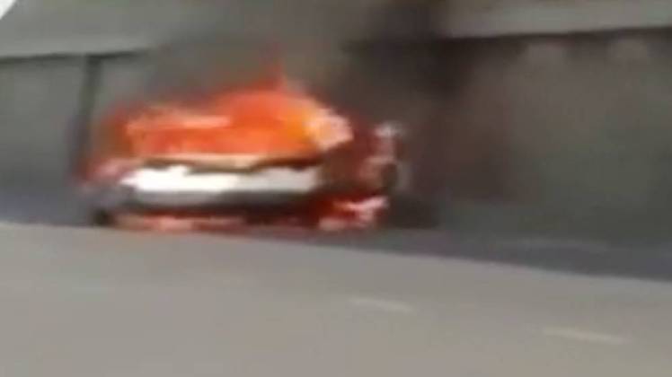 वैन में लगी आग