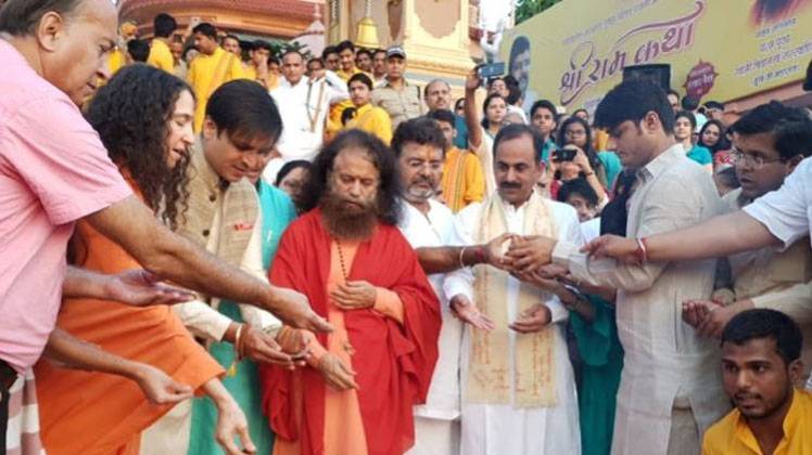 गंगा आरती के बाद विवेक ओबरॉय ने की पीएम मोदी की बायोपिक की स्क्रीनिंग