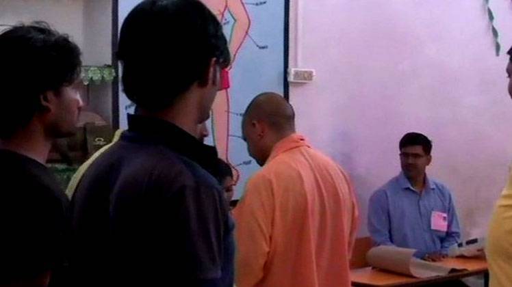 यूपी सीएम योगी आदित्यनाथ ने गोरखपुर में डाला वोट