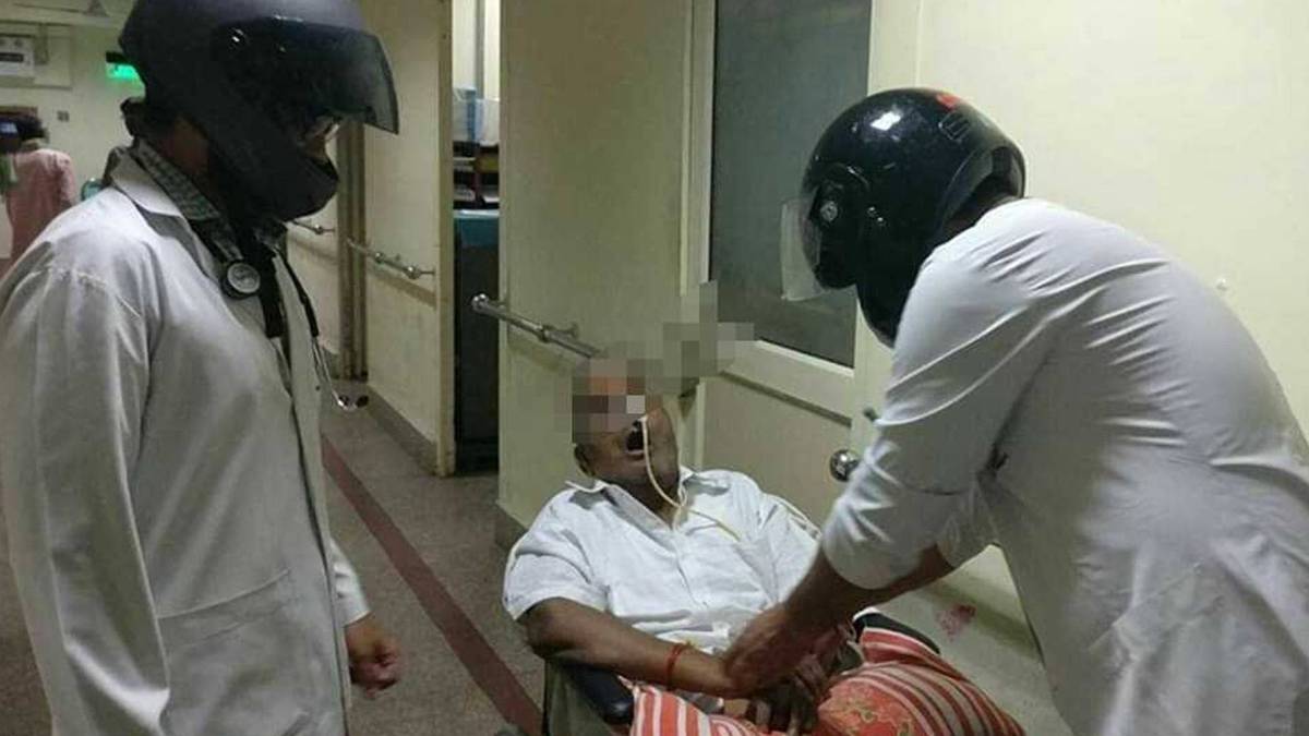 AIIMS दिल्ली में डॉक्टर हेलमेट पहनकर इलाज करते हुए