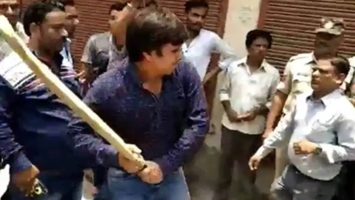 आकाश विजयवर्गीय का निगम अधिकारियों पर हमला