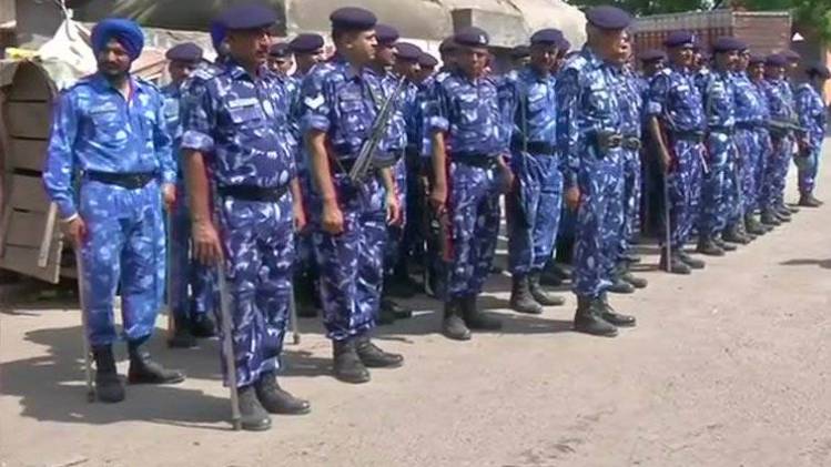 अलीगढ़ में सुरक्षा बलों ने मासूम के लिए निकाला फ्लैग मार्च