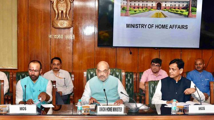 अमित शाह ने अफसरों के साथ की बैठक