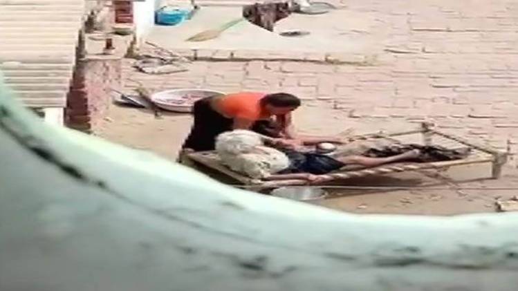 सास को मारती बहू