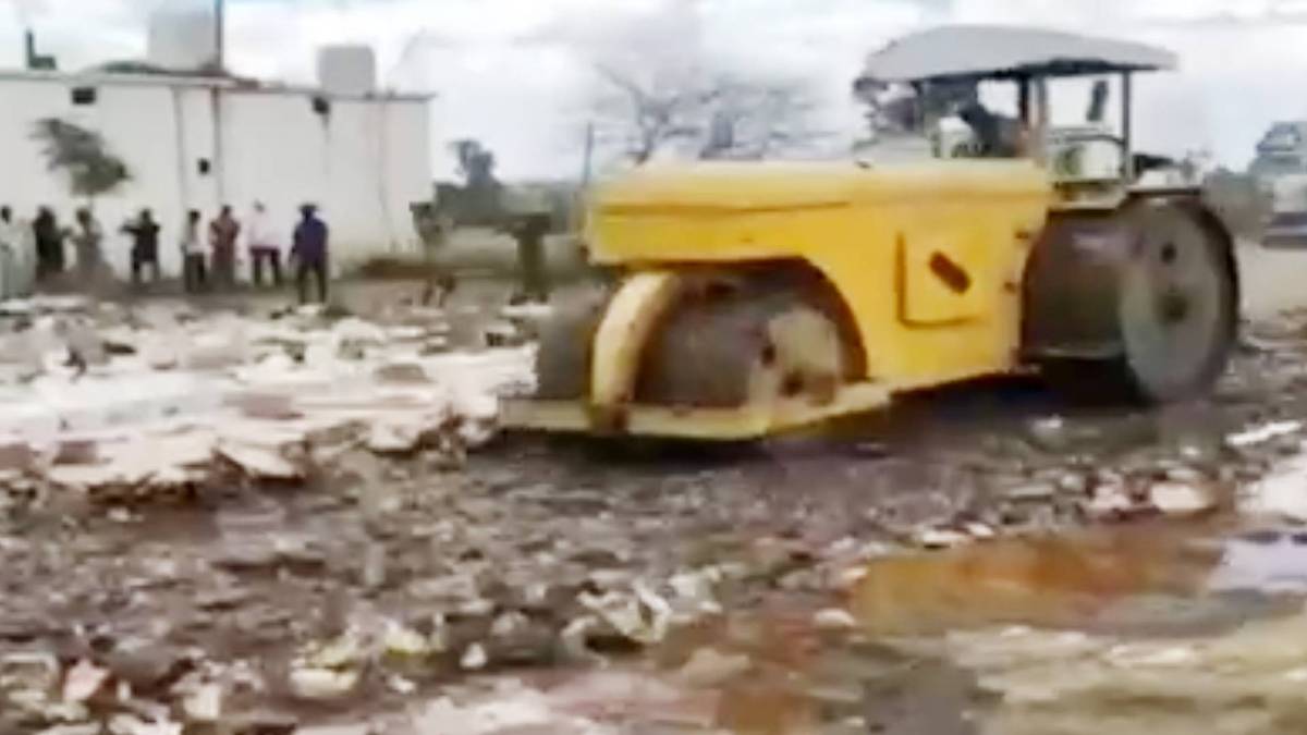 बीयर की बतलों पर चल रोड रोलर