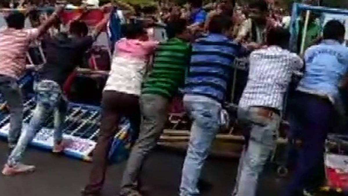 पश्चिम बंगाल में शिक्षकों का विरोध प्रदर्शन