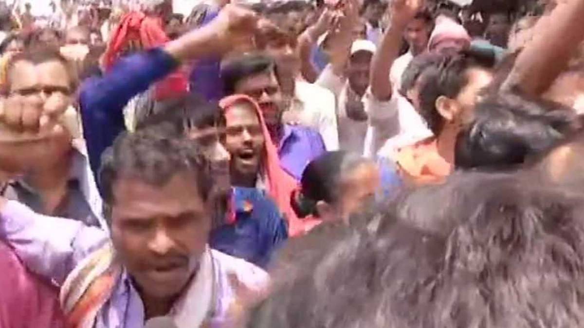 बच्चों की मौत से आक्रोशित लोग(फोटो-ANI)