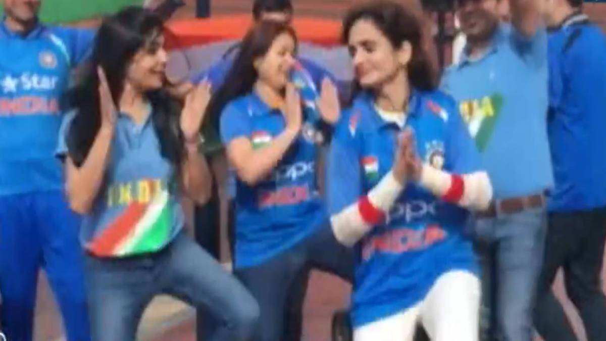 बर्मिंघम में झूमते फैन्स