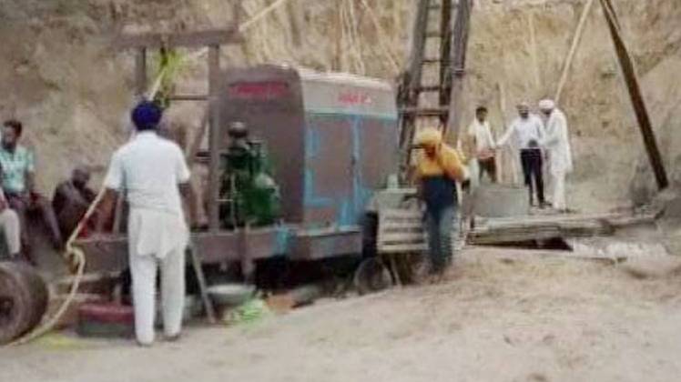 खाना देते वक्त बच्चे के मुंह पर बोरी गिर गई थी.