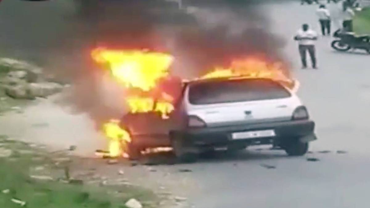 आग का गोला बनी चलती कार
