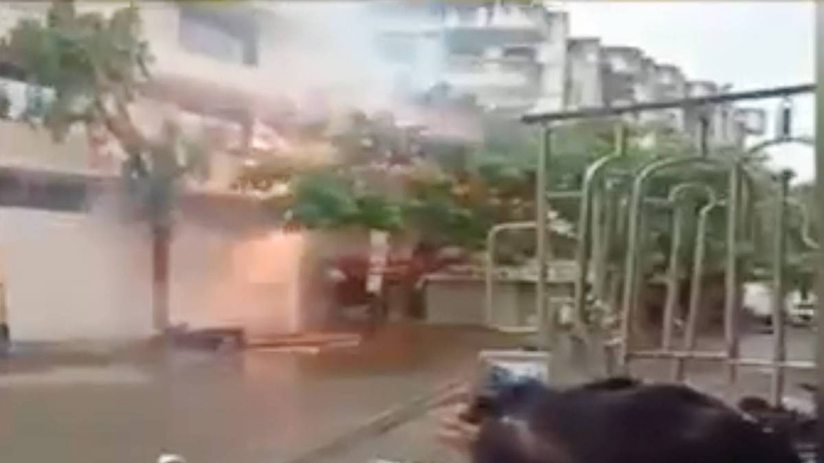 सूरत में बिजली के खंभे में लगी आग