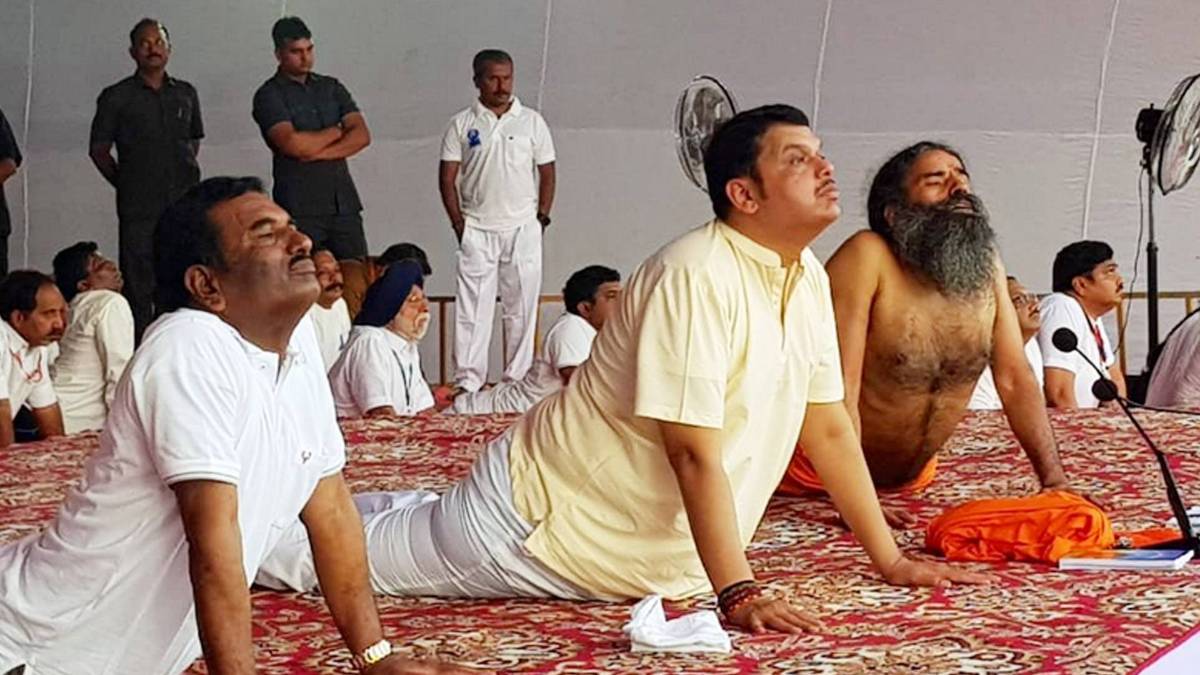 CM फडणवीस ने किया योग (फोटो- twitter/@Dev_Fadnavis)