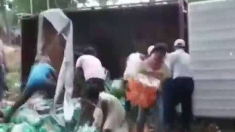 कोल्ड ड्रिंक्स की लूट