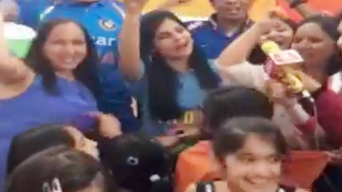 भारतीय फैन्स ने टीम की जीत के लिए गाया गाना