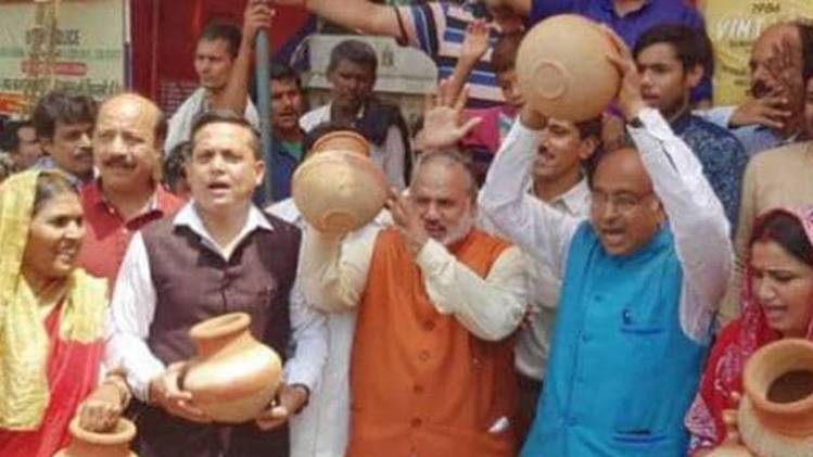 बीजेपी का मटका फोड़ प्रदर्शन