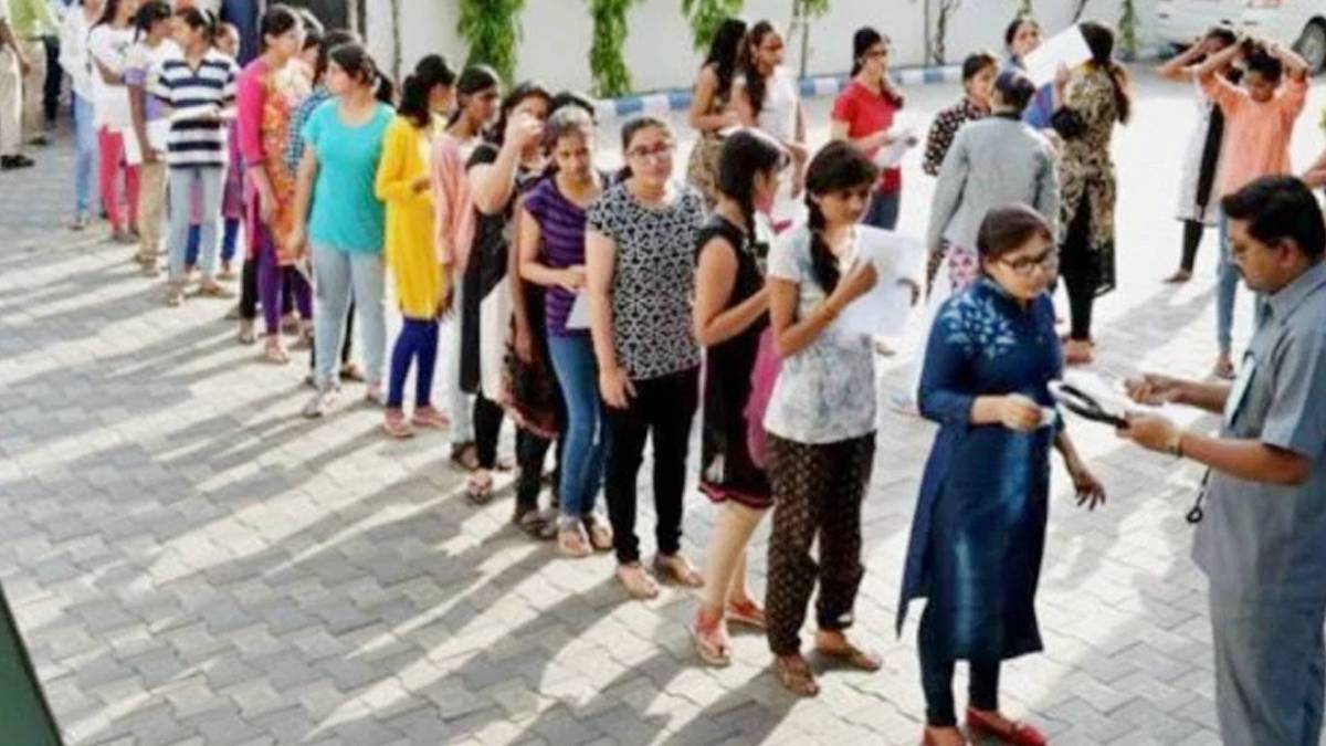 दिल्ली यूनिवर्सिटी में लगी लाइन((Photo: PTI))