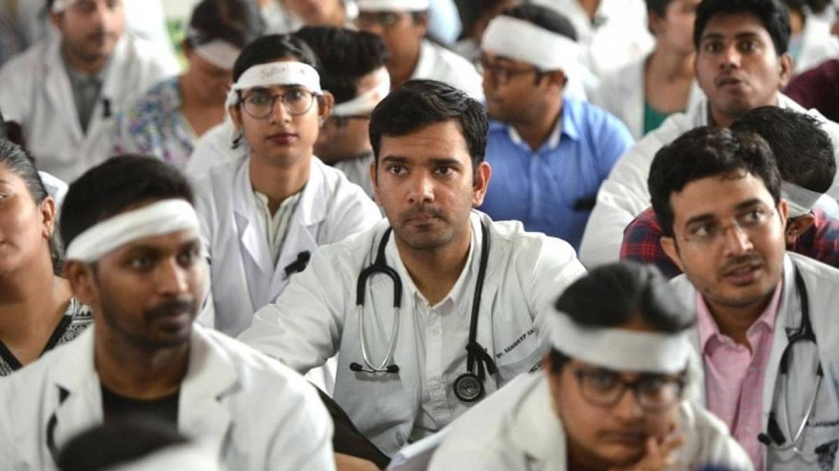 हिंसा के विरोध में भोपाल के डॉक्टरों ने पैदल मार्च निकाला