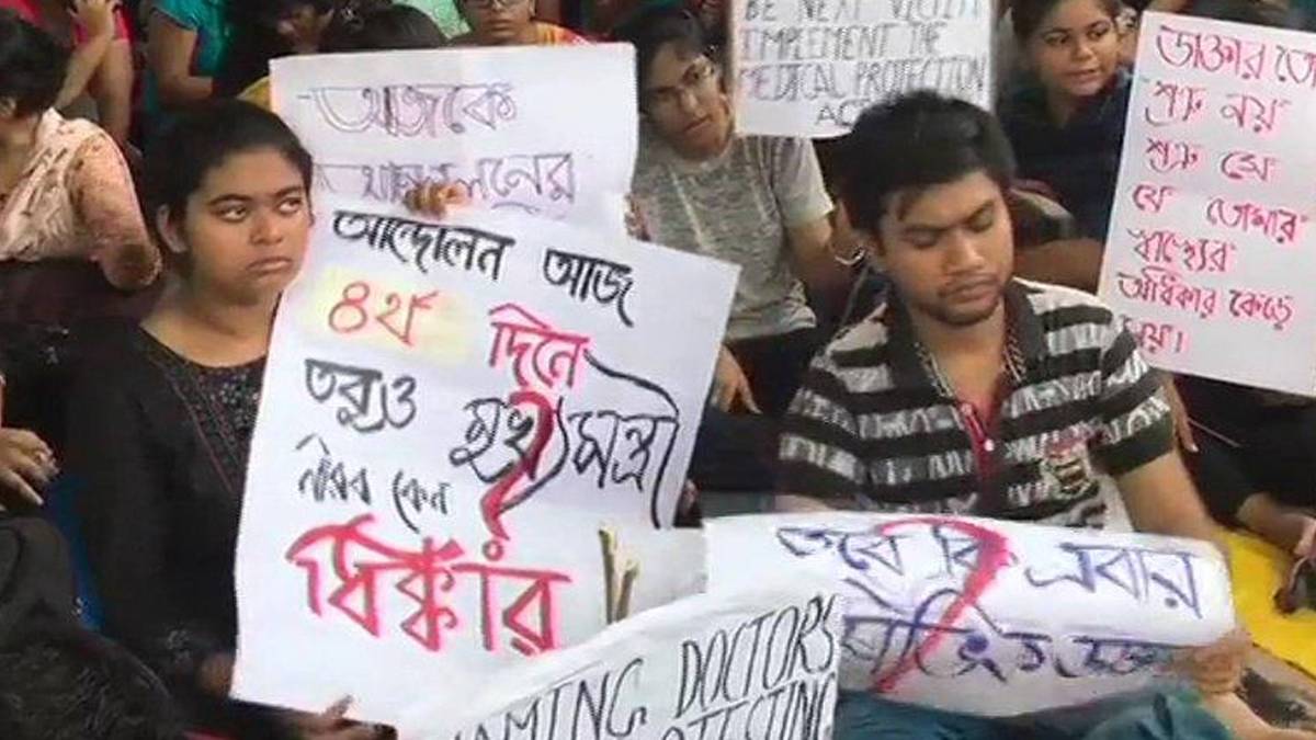 डॉक्टरों की हड़ताल (फोटो- twitter/@ANI)