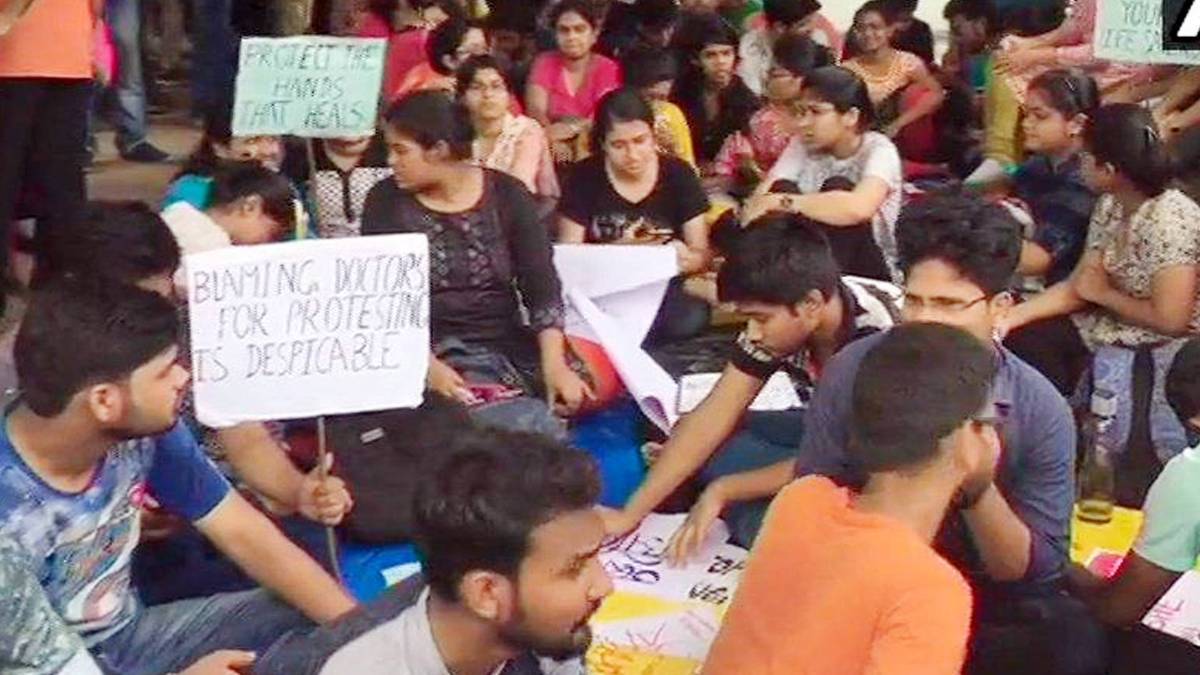 डॉक्टरों की हड़ताल (फोटो- twitter/@ANI)