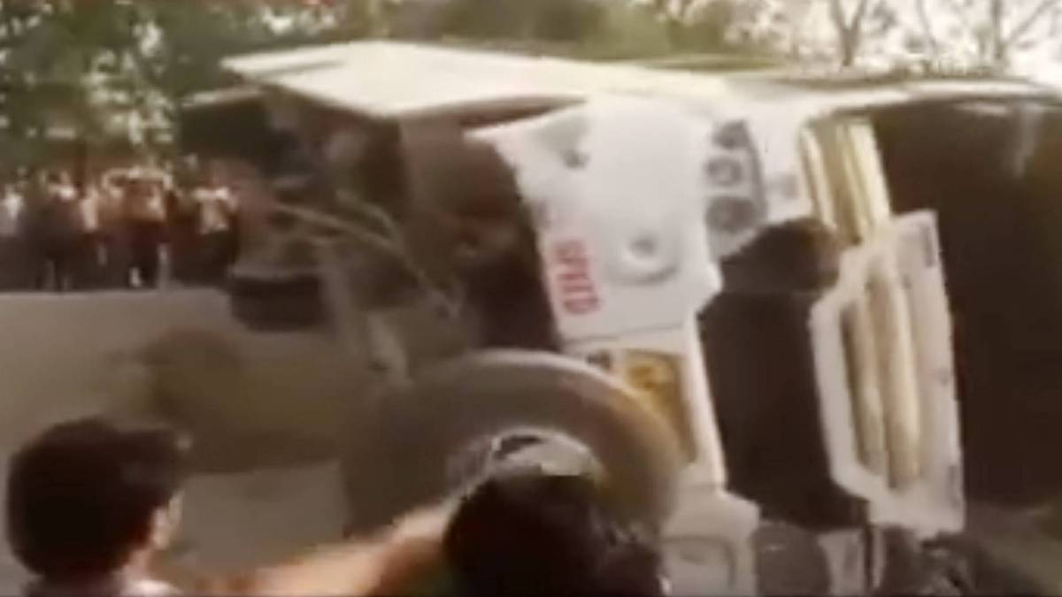 फतेहपुर में पलटी बस