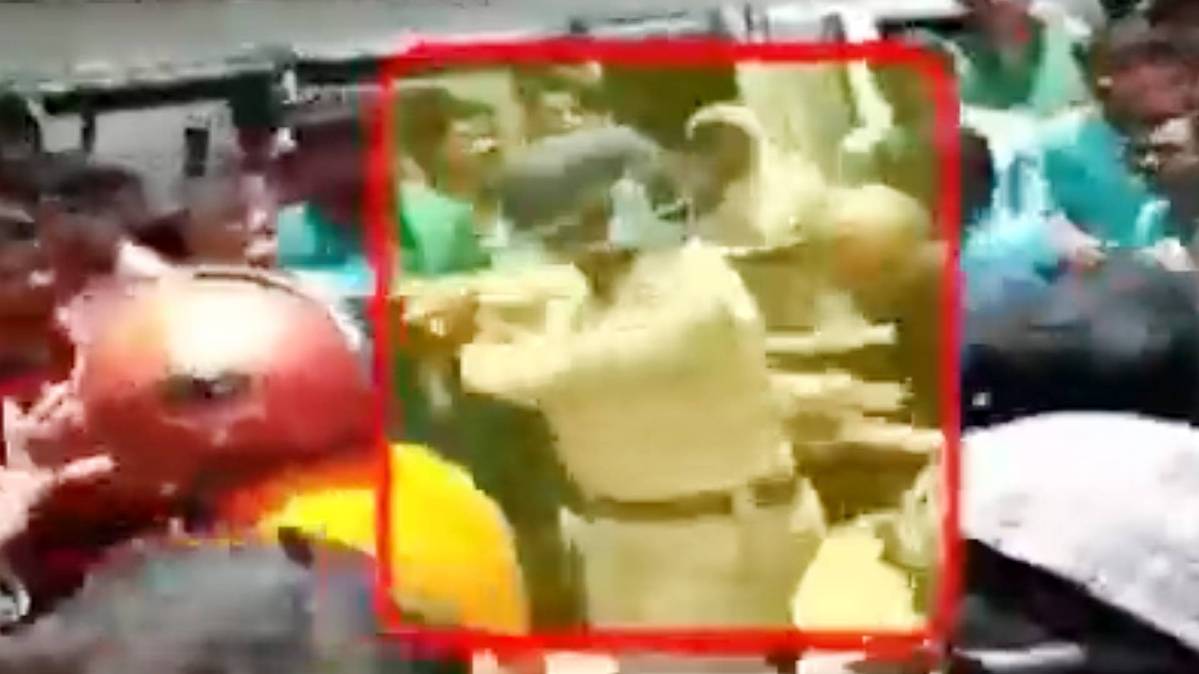 भीड़ में फंसी महिला पुलिसकर्मी, हुई धक्का-मुक्की