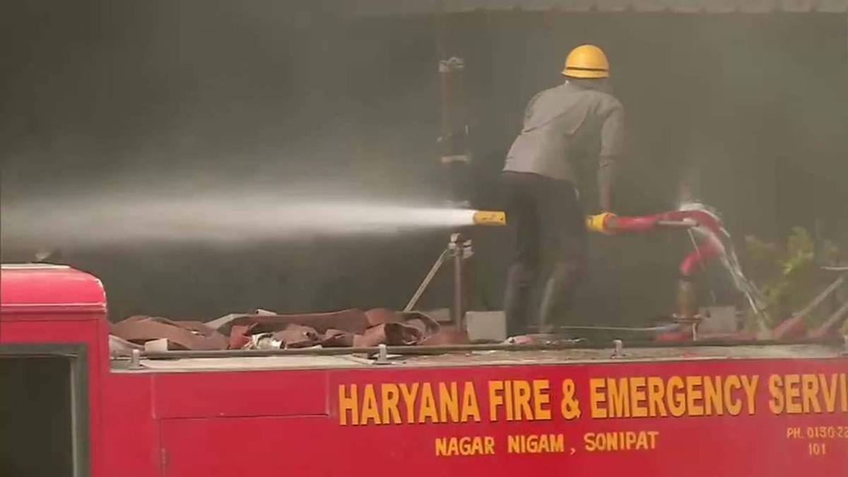 जूता फैक्ट्री में भीषण आग