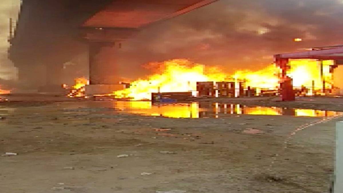 फर्नीचर मार्केट में आग