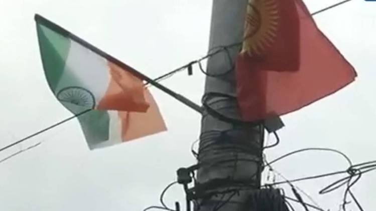 किर्गिस्तान में सड़क किनारे हिंदुस्तान का उल्टा झंडा लगाया