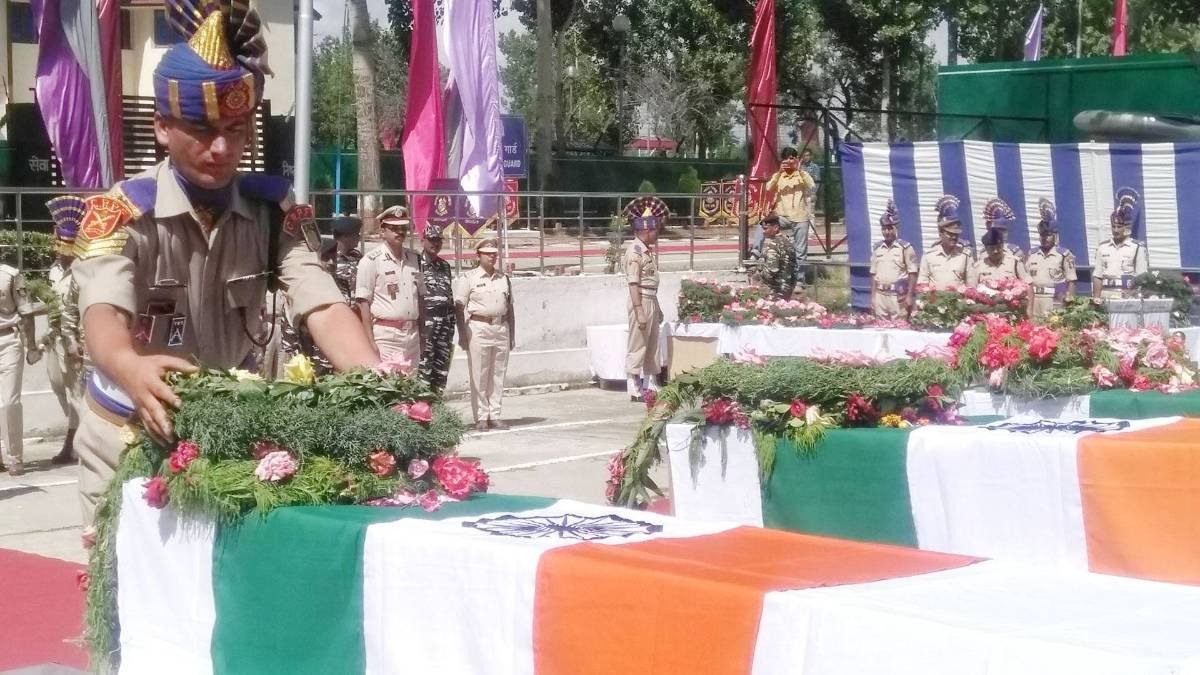 शहीदों को अंतिम विदाई दी गई. (फोटो-राउफ अहमद)