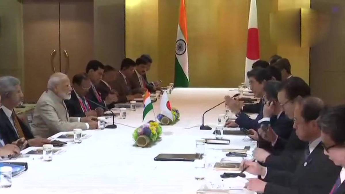 प्रधानमंत्री नरेंद्र मोदी और जपाना के प्रधानमंत्री शिंजो आबे की  मुलाकात