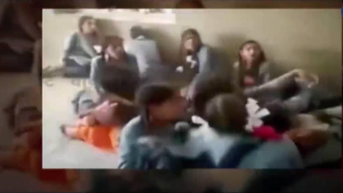 चीखती-चिल्लाती छात्राएं