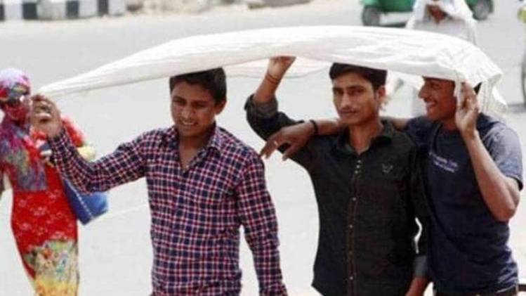 गर्मी से परेशान लोग