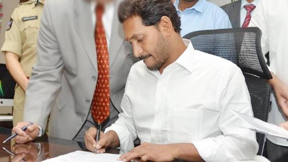 मुख्‍यमंत्री पद का प्रभार लेने के दौरान जगन मोहन(फाइल फोटो)