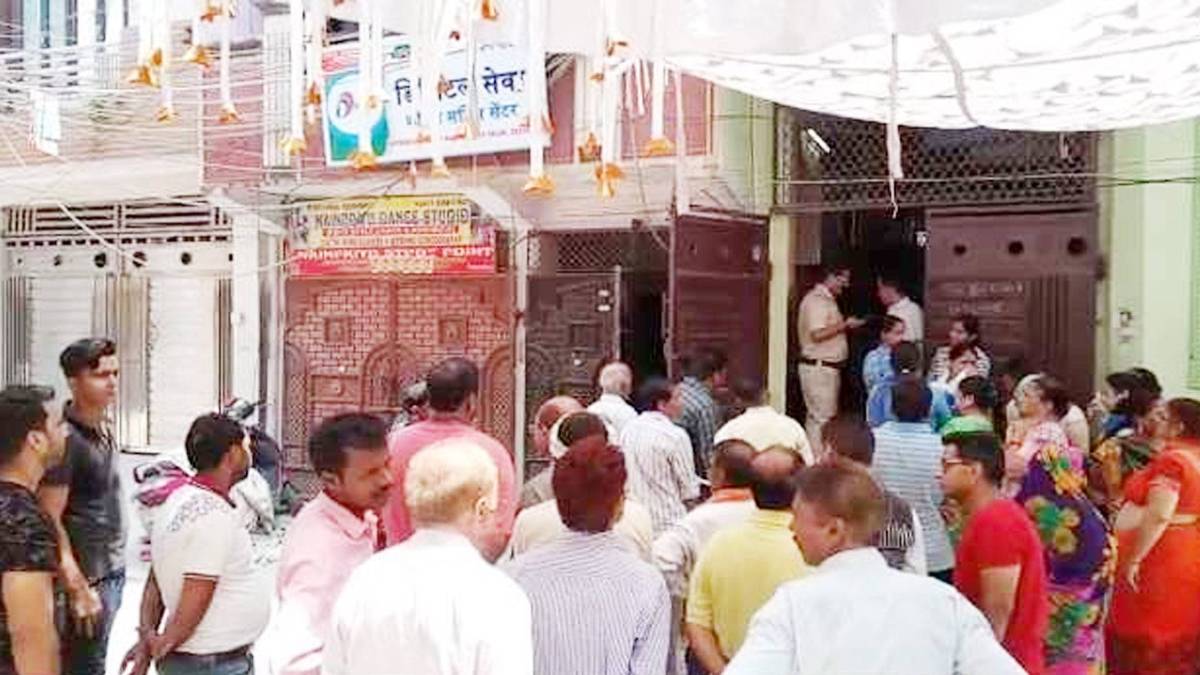 मौका ए वारदात पर तफ्तीश करती पुलिस