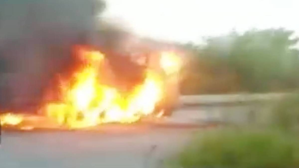 जालौन में झांसी-कानपुर हाईवे पर चलते ट्रक का पहिया निकला